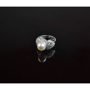 18ct White Gold Diamond & Pearl Ring